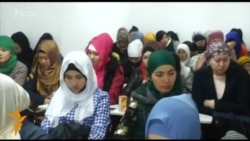 Руханий өксүктү динден издеген кыздар