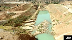 نمایی از سد سیوند که آبگیری آن نگرانی دوستداران آثار باستانی ایران را برانگیخته است.