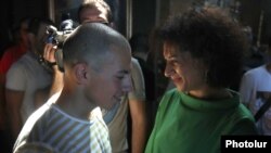 Ашот Пашинян с матерью Анной Акопян на сборном пункте, Ереван, 9 июля 2018 г. 