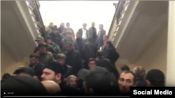 მომიტინგეები შეიჭრნენ როგორც ე.წ. პარლამენტში, ასევე ე.წ. მთავრობის ადმინისტრაციაში.