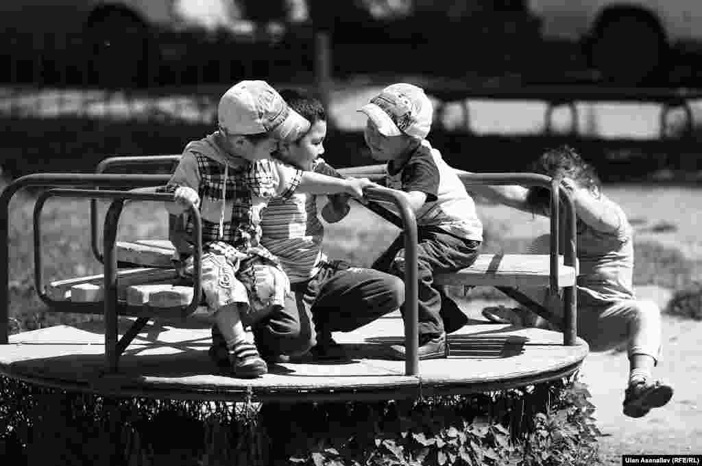 Дети мигрантов играют во дворе жилого дома. В Красноярске во дворах некоторых многоэтажек вечерами слышна только кыргызская речь. 