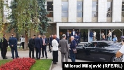 Poslanici i drugi dužnosnici ispred zgrade Narodne skupštine Republike Srpske u Banjoj Luci, 22. 8. 2025.