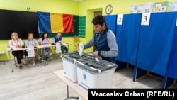 Moldoveni cu cetățenie română votează la alegerile prezidențiale române, Chișinău, 2 mai 2025.