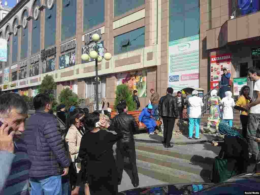 Жители столицы Таджикистана, Душанбе, реагируют на землетрясение