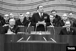 ლეიონიდ ბრეჟნევი, ალექსეი კოსიგინი (ბრეჟნევიდან მარჯვნივ) და სკკპ პოლიტბიუროს წევრები. 1971 წ.