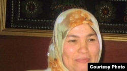 Тақводор аëл саналган Дилором Абдуқодирова чоршанба куни суд мажлисига рўмолсиз бир ҳолда олиб келинган.