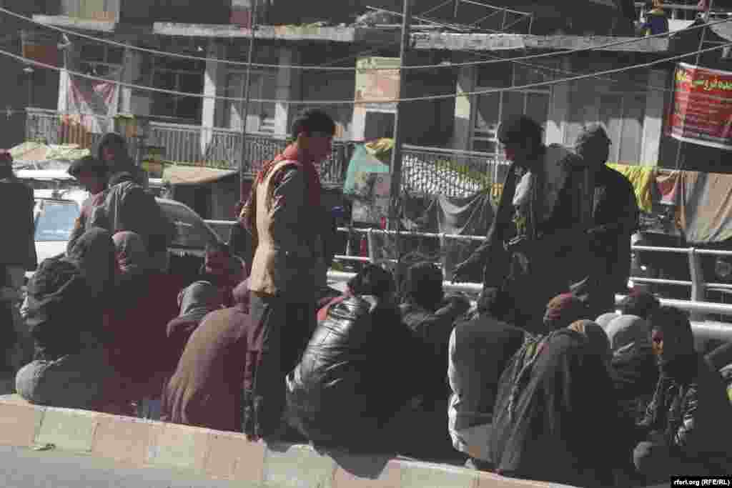 معتادین در شهر کابل قبلاً در زیر پل&zwnj;ها و ویرانه&zwnj;ها این شهر بودوباش می&zwnj;کردند اما اکنون در جاده&zwnj;ها و مناطق رهایشی مردم افزایش یافته اند.