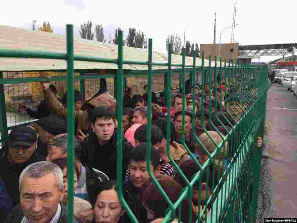 13 октября на КПП "Токмок" на границе двух государств скончалась 70-летняя гражданка Казахстана. Министерство здравоохранения сообщило, что причиной смерти, вероятно, стал гипертонический криз. Супруг пожилой женщины сказал, что они простояли в очереди на границе около пяти часов, ей стало плохо, женщина скончалась до приезда бригады скорой.