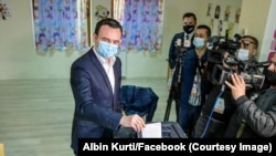 Albin Kurti duke votuar për zgjedhjet e përgjithshme të Shqipërisë, të mbajtura më 25 prill. 