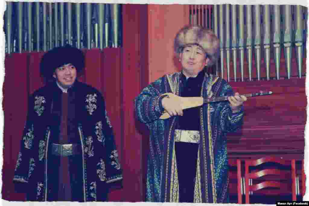 Элмирбек Иманалиев төкмө акын Азамат Болгонбаев менен. 13-ноябрь, 2013-жыл. Сүрөт "Макал Арт" студиясынын Фейсбуктагы баракчасынан алынды.