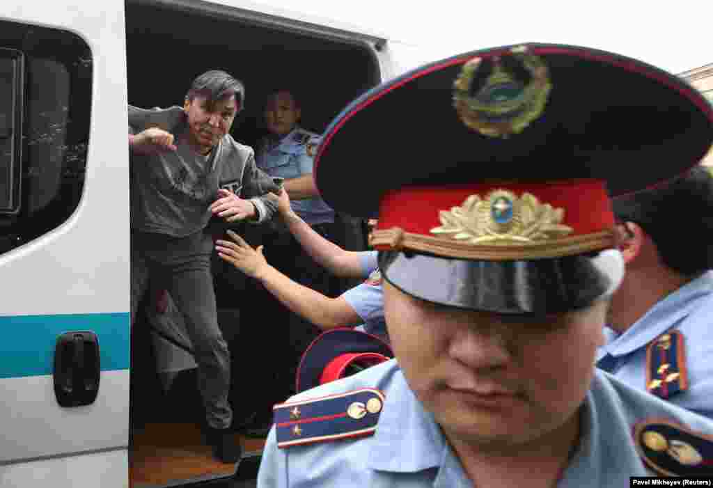 "Азаматтарды не үшін ұстап жатсыздар?" деген Азаттық тілшісінің сұрағына полиция қызметкерлерінің бірі "құжаттары болмағандықтан ұстап бара жатқанын" айтты. Алматы, 10 маусым 2019 жыл.