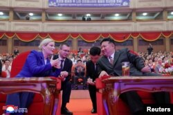 Ministrul Culturii al Rusiei, Olga Liubimova, discută cu Kim Jong-un înainte de începerea unui spectacol de teatru la Phenian, pe 29 iunie 2025.