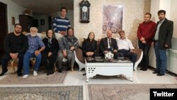 ناهید شیرپیشه (راست) در کنار خانواده و چند فعال سیاسی از جمله قاسم شعله‌سعدی