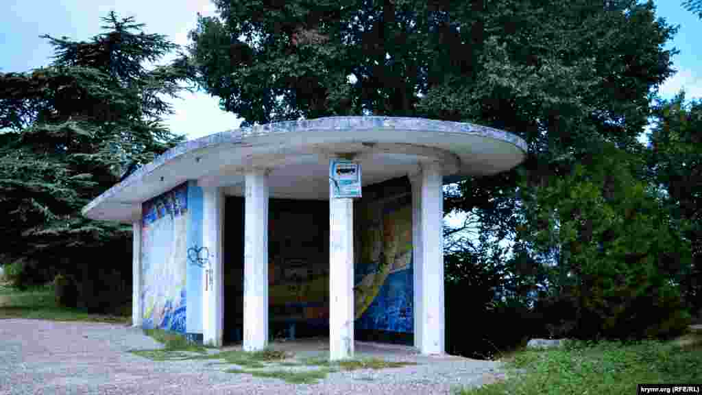 Hmelnitskoye köyüne burulış yanında turaq üstünde graffiti resimlengen