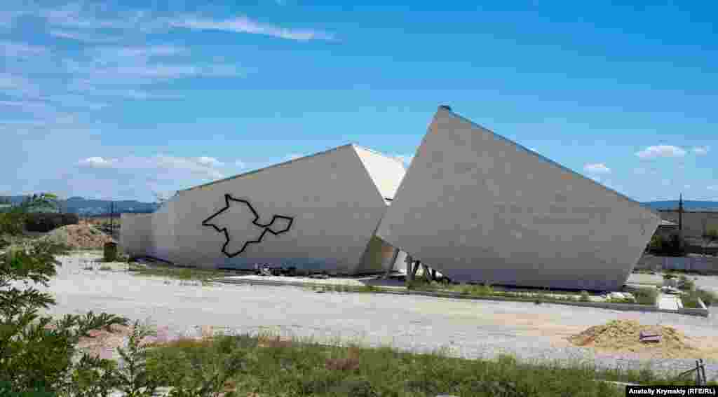 Головний об'єкт комплексу &ndash;​ музей, що обрисами нагадує великий розлом у скелі. На одній зі стін залізничними рейками викладений контур Кримського півострова, а на іншій ледь проглядається напис &laquo;Меморіальний комплекс &laquo;Шлях відродження народів Криму&raquo;