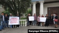 Пикет в поддержку заключенных политиков у здания Верховного суда, 4 июня 2018 года.