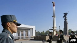 Ала-Тоо аянтындагы улуттук желекти ардактуу кароол кайтарып турат. Бишкек. 2008-жылдын 7-октябры.