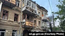 Clădire avariată de loviturile rusești la Odesa, pe 10 iunie 2025. 