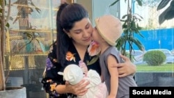 Рухшона Ҳакимова бо кӯдаконаш