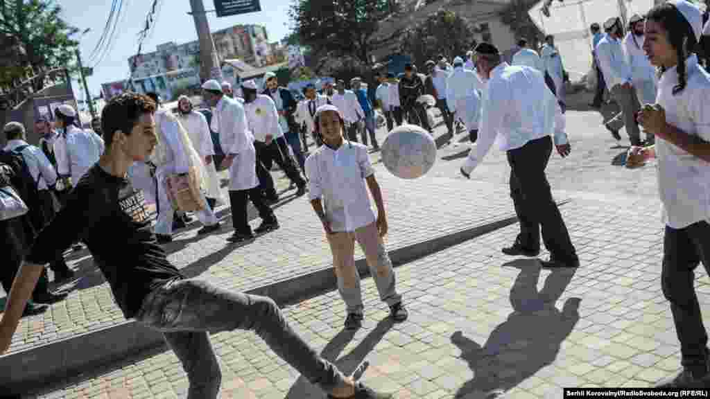 Молодь грає у футбол серед натовпу