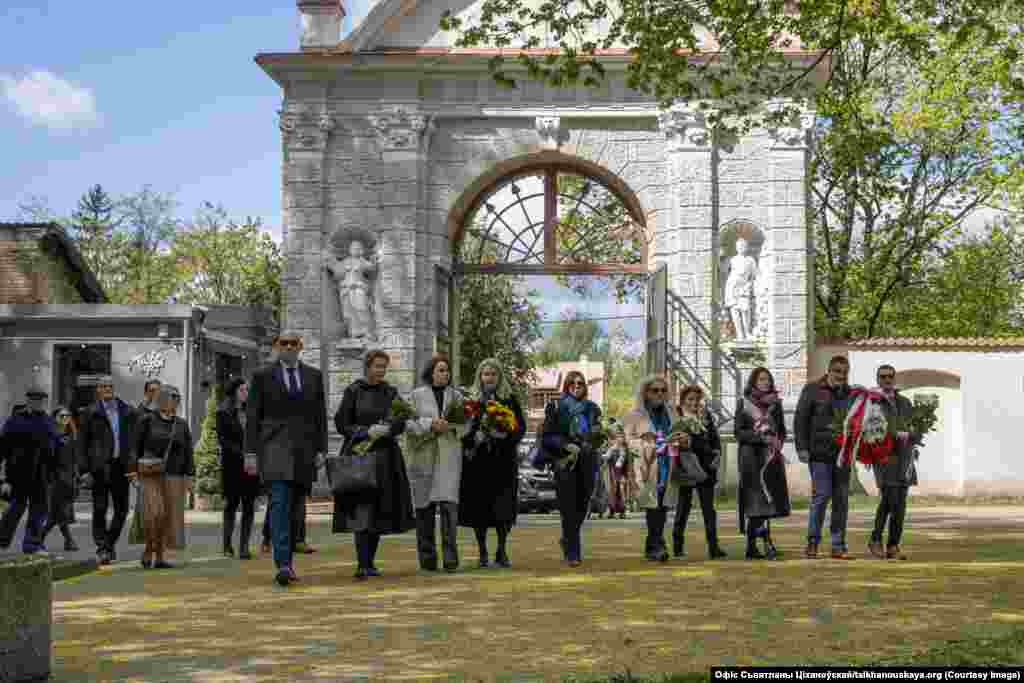 У сваім звароце з нагоды гадавіны трагедыі на Чарнобыльскай АЭС Ціханоўская адзначыла, што беларускі рэжым сёньня паводзіць сябе гэтаксама, як і савецкія ўлады падчас катастрофы.«Ім прасьцей змаўчаць, забыць, праігнараваць. Чарнобыль — нязручная тэма, якая руйнуе прыгожую карцінку дабрабыту і стабільнасьці».