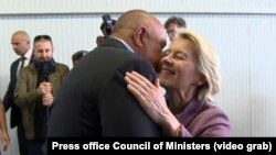 Лидерът на ГЕРБ Бойко Борисов посреща председателката на ЕК Урсула Фон дер Лайен в България