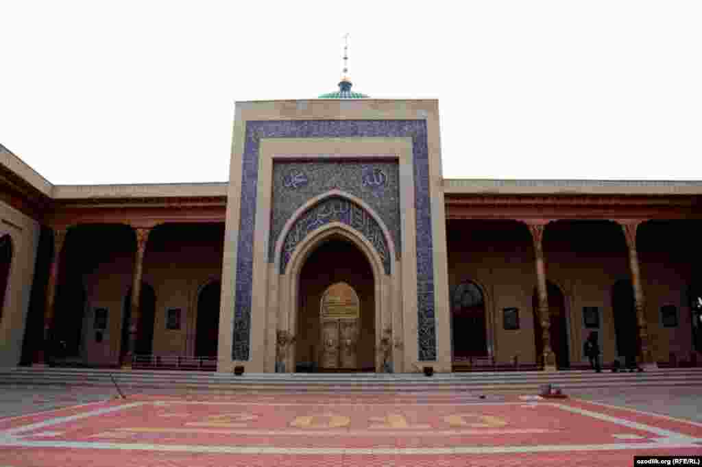 Узбекистан. Мечеть в Ферганской долине.