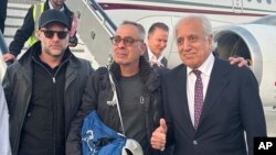 له ښي لوري: زلمی خلیلزاد، جارج ګلېزمن او ایډم بویلر د مارچ پر ۲۰مه دوحې ته تر تګ مخکې د کابل په هوايي ډګر کې ولاړ دي. 