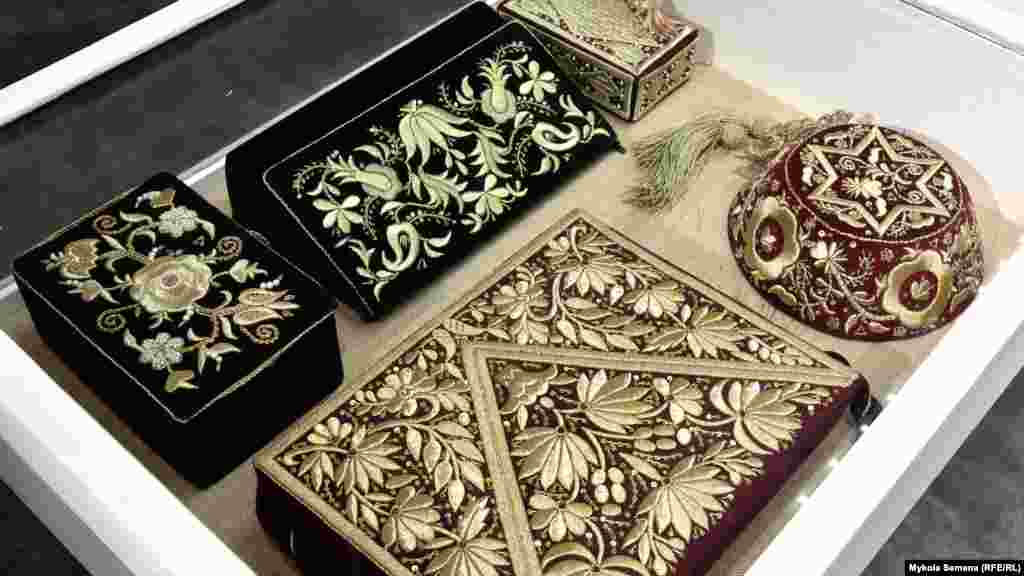 Hatice Yunusova ve Lilâ Kaişeva fes ve çantanı nağışladı