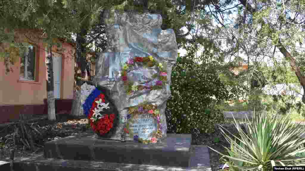 У центрі селища встановили пам'ятник Ахлестіну Степану Андрійовичу, керуючому відділенням радгоспу &laquo;Профінтерн&raquo;. Під час Другої світової він був начальником боєпостачання, помічником командира Балаклавського партизанського загону. Страчений гітлерівцями 15.01.1942 року в районі балки Кара-Даг