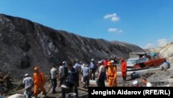 Суу басып калган көмүр кениндеги куткаруу иштери. Баткен, 14-август, 2013.