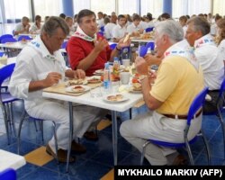 На фотографии, сделанной в августе 2005 года, изображены (слева направо) президент Украины Виктор Ющенко, президент Грузии Михаил Саакашвили, президент Литвы Валдис Адамкус и президент Польши Александр Квасьневский за совместным обедом в «Артеке».