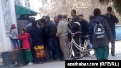 Türkmenistanda bankomatyň öňzünde nobata duran adamlar. Arhiwden alnan illýustrasiýa suraty