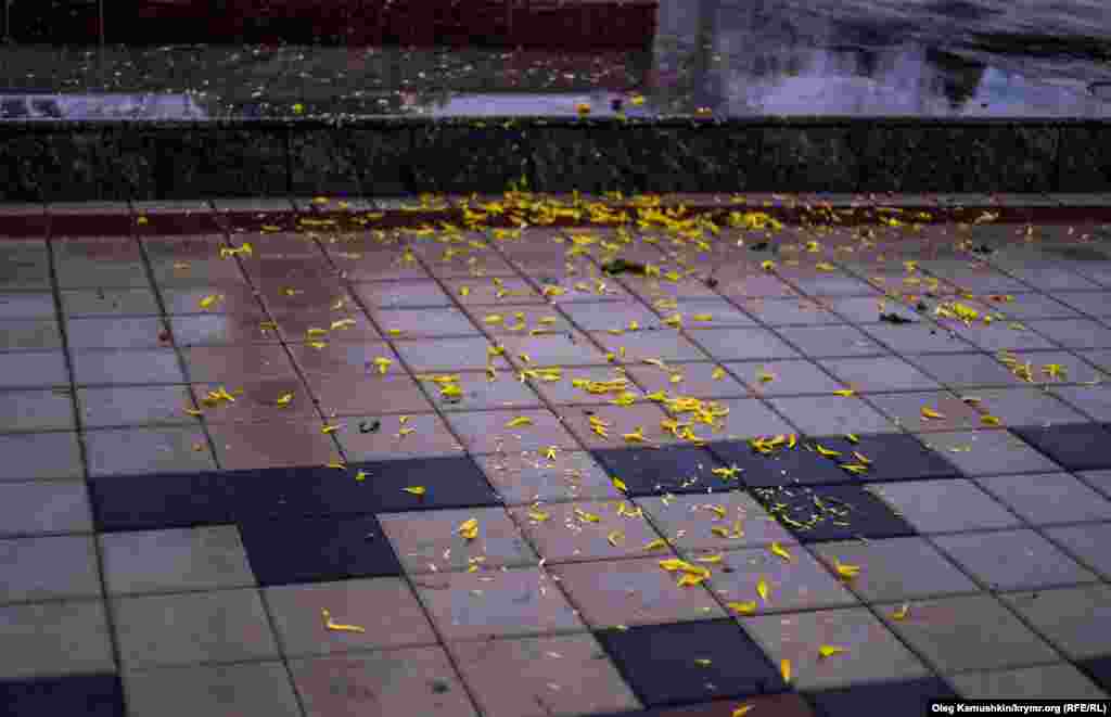 Букети розкидали навколо пам'ятника