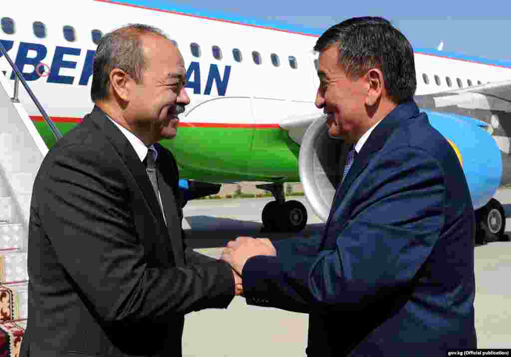 Встреча премьера Узбекистана Абдуллы Арипова в аэропорту "Манас". 16 августа 2017 года.