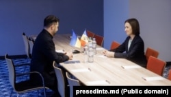 Volodimir Zelenski și Maia Sandu la Haga, în Olanda, pe 16 decembrie 2025.