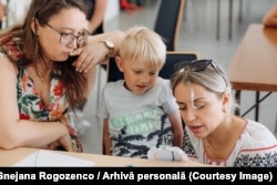 Snejana Rogozenco (dreapta) originară din Cahul, locuiește de 10 ani în capitala Norvegiei, Oslo. Aceasta împreună cu mai mulți voluntari organizează ateliere de artă și cultură pentru copii.