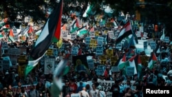 Mii de oameni participă la un marș „Opriți înfometarea Gazei” , în New York, SUA - 16 august 2025.