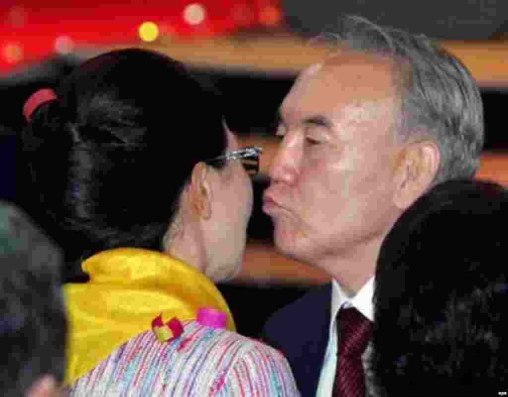 2006 жылы "Асар" партиясы өзге билікшіл партиялармен бірге президенттік "Отан" (қазіргі "Нұр Отан") партиясына біріккен соң Дариға Назарбаева әкесі басқаратын партия төрағасының орынбасары болып тағайындалды. Суретте: Қазақстан президенті сайлауында, ресми мәлімет бойынша 91 пайыз дауыс жинап жеңіске жеткен Нұрсұлтан Назарбаев (оң жақта) өзін қолдайтын "Асар" партиясын басқаратын үлкен қызы Дариғаның бетінен сүйіп тұр. Астана, 5 желтоқсан 2005 жыл.