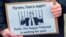 Protest în Olanda: Poster pe care scrie „Putin, Tribunalul de la Haga te așteaptă!", Amsterdam, 6 martie 2022