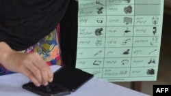 په اسلام اباد کې یوه ښځه د ووټ کارولو پر مهال - پخوانی انځور.