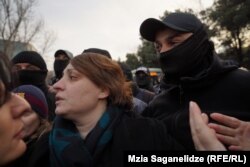 ელენე ხოშტარია პოლიციელების გარემოცვაში, პროტესტის 67-ე დღე