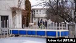 Zyrtarë policorë brenda oborrit të një objekti të institucioneve paralele serbe në Graçanicë, Kosovë, të mbyllura më 15 janar gjatë një aksioni policor.