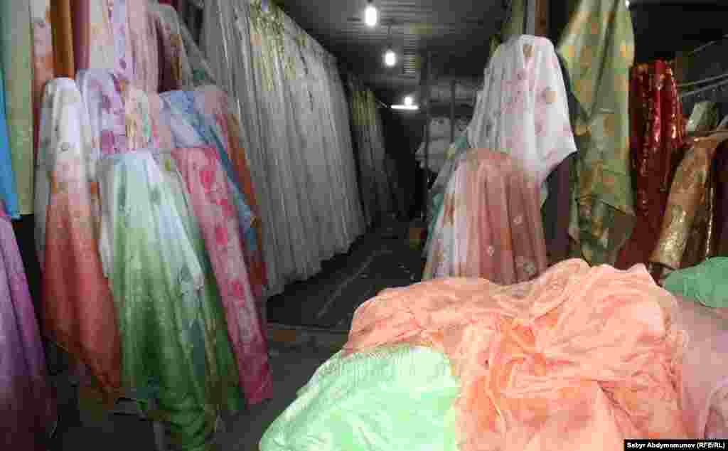 Трансграничный кыргызско-китайский рынок "Атуш" в местности Ноогардан на стыке границ Кыргызстана, Таджикистана и Узбекистана.