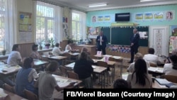 Viorel Bostan, rectorul Universității Tehnice și candidat pe listele PAS, în vizită la o școală primară din Criuleni în timpul campaniei electorale.