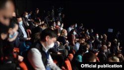 Президенттин милдетин аткарып жаткан премьер-министр Садыр Жапаровдун басма сөз жыйынына катышкан журналисттер.