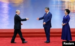 Председатель КНР Си Цзиньпин и его супруга Пэн Лиюань приветствуют президента России Владимира Путина на саммите Шанхайской организации сотрудничества (ШОС) в Тяньцзине. КНР, 31 августа 2025 года