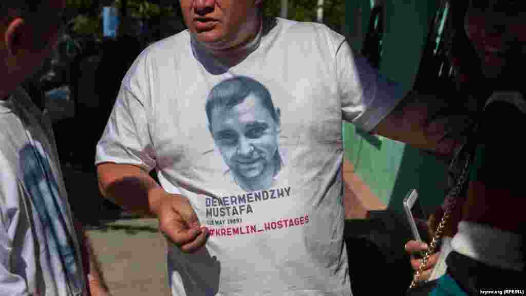 &laquo;Kremlniñ reineleri&raquo;: futbolkada Mustafa Degermenciniñ sureti. Kremlniñ kontroli altında olğan Aqmescitteki Merkeziy rayon mahkemesi oña ev apisini iyül 7-ge qadar uzattı