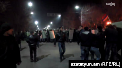 Армения - Полиция противостоит участникам акции протеста на улице, ведущей к генконсульству России, Гюмри, 15 января, 2015 г.