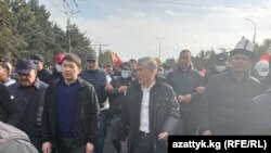 Слева направо: бывший премьер-министр Сапар Исаков, бывший президент Алмазбек Атамбаев и экс-глава правительства Омурбек Бабанов. 